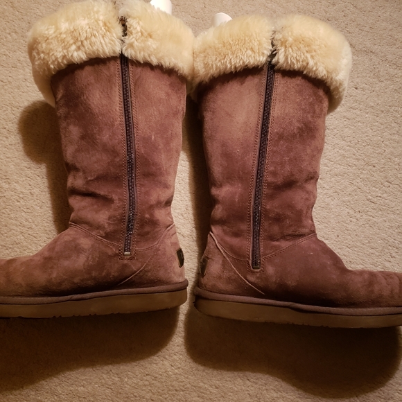 UGG Plumdale Charm Boots - like new - Picture 4 of 8